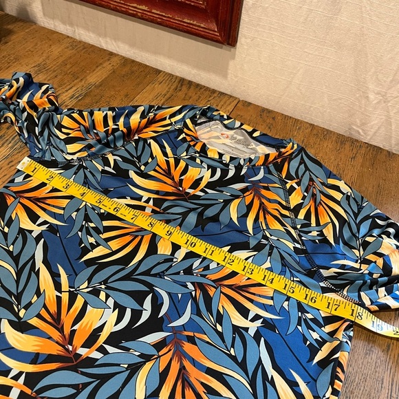 THE AMERICAN OUTDOORSMAN Women’s Rashguard -L - Picture 3 of 7